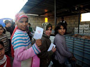 Çadırda kalan Suriyelilere yemek dağıtılıyor