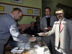 Halkapınarda öğrencilere aşure dağıtıldı