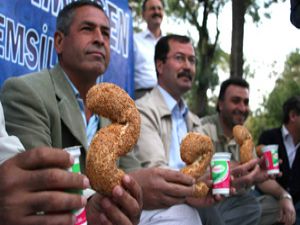 Kamu-Senden ayran simitli protesto