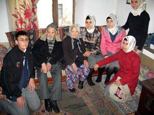 Liseli gençler, yaşlı ve hastaları tespit ediyor