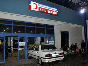 Doktora kızıp otomobille acile girdi