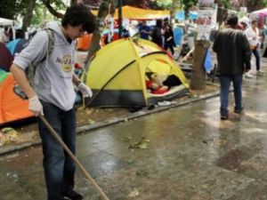 Gezi Parkından ayrılmak isteyene engel oluyorlar