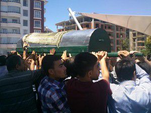 Gözyaşlarıyla ebediyete uğurlandılar