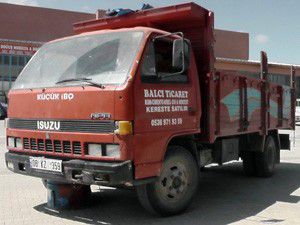 Kamyonet kolu ve bacağının üzerinden geçti