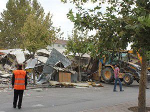 Konyada seyyar satıcıların barakaları yıkıldı