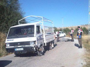 Kamyonetle motosiklet çarpıştı 2 yaralı