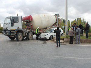 Otomobil beton mikseri ile çarpıştı 3 yaralı