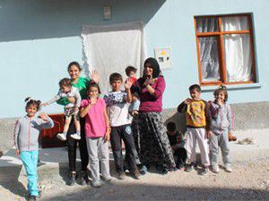 Konyada evi yanan aileye çifte bayram