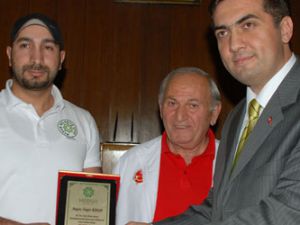 Bilek güreşçisine altın ödülü