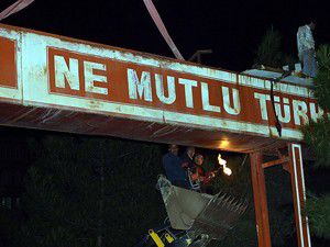 Askeri darbe sonrası konulan tabela kaldırıldı