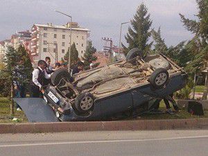 Devrilen otomobilden yara almadan kurtuldular