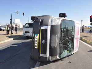 Konyada minibüs ile otomobil çarpıştı: 14 yaralı