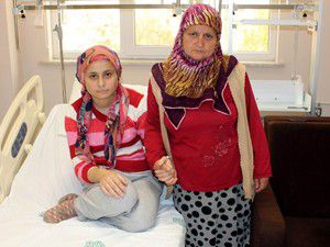 Annesinin böbreğiyle hayata tutundu