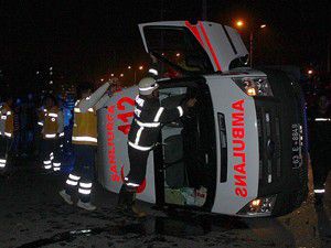 Ambulans ile otomobil çarpıştı: 7 yaralı