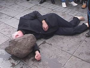 Hiddet ve asabiyette ölü gibi oldu