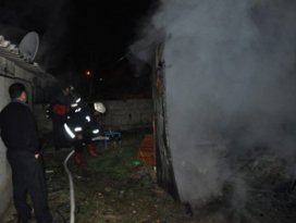 Odunlukta çıkan yangın evi yakıyordu!
