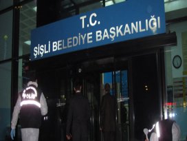 Belediyede silahlar patladı!