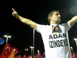 Karşılama gösterisine damga vuran tişört