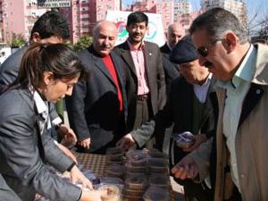 Anadolu Gençlik Derneği aşure ikram etti