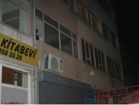İş hanında mahsur kalan kadını itfaiye kurtardı