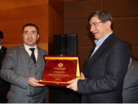 VATBOdan Davutoğluna plaket