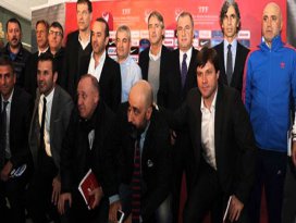 Mancini tam diz çökerken...