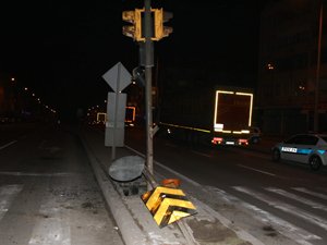 Tıra ve levhalara çarptı, kaçtı