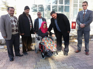 Engelli genç kız akülü arabasına kavuştu