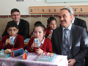 Konyada okul sütü dağıtım töreni