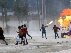 Göstericiler polis aracını yaktı