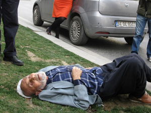 Yayaya çarptı, telefonuyla oynamaya devam etti