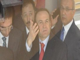 Bakan Elvan asansörde mahsur kaldı