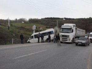 İşçi taşıyan minibüs tırla çarpıştı