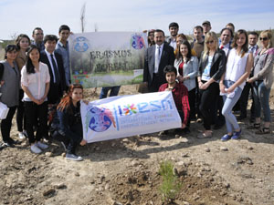 Selçukun yabancı öğrencileri kampüse fidan dikti
