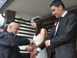 Genç çift nikahta kelepçelendi