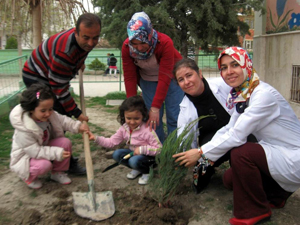 Anaokulu öğrencileri fidan dikti