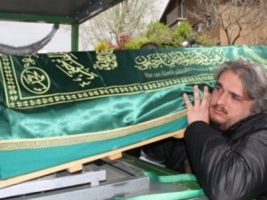 Oğlunun tabutunu tek başına omuzladı