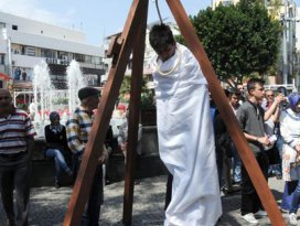 İdam kararına darağaçlı protesto!