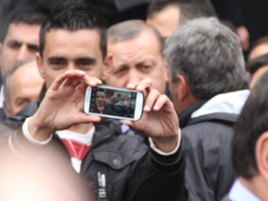 Cuma çıkışı Başbakanla selfie pozu!