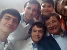 Davutoğludan yemekhane selfiesi