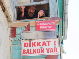 Evini, levhayla korumaya çalışıyor
