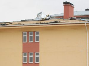 Lodos çatıları uçuruyor