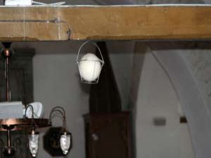 Tarihi camiyi deve kuşu yumurtası koruyor