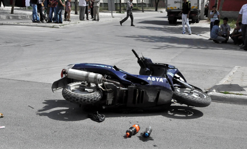 Motosiklet kamyonetle çarpıştı: 1 ölü