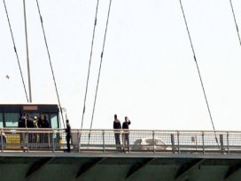 Köprüde intihar girişimi trafiği kilitledi