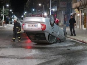 Otomobil yolda ters döndü