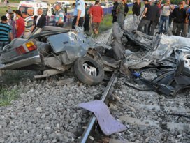 Tren otomobili biçti: 2 ölü