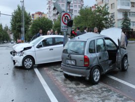 Konyada iki otomobil çarpıştı: 3 yaralı