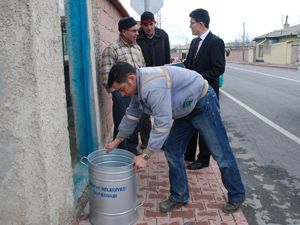 Karataydan evlere çöp kovası
