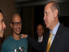 Başbakan Erdoğanı Alex karşıladı